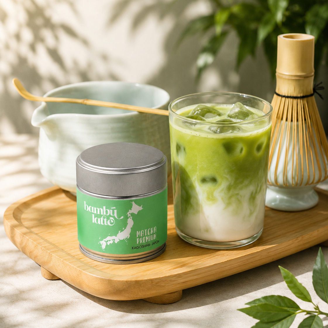 Preparación de matcha japonés Bambú Latte con batidor tradicional