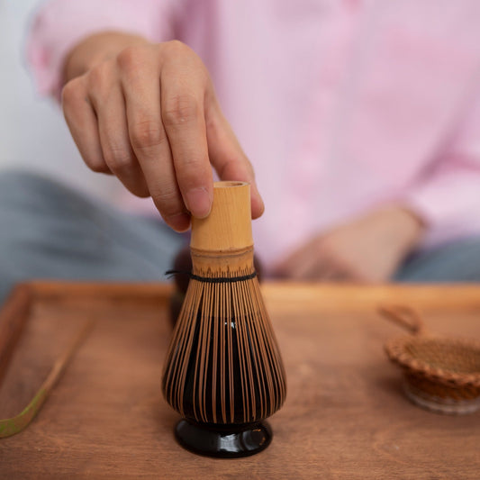 Hombre preparando té matcha, vista frontal
