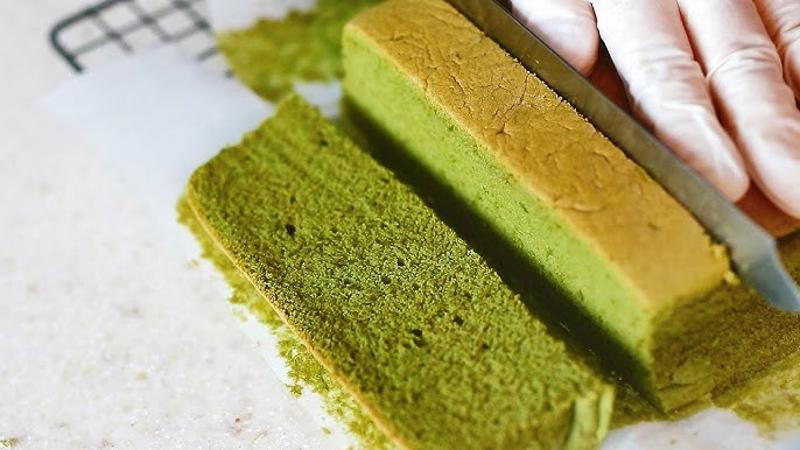 Bizcocho de matcha, esponjoso, verde y fácil de hacer en casa