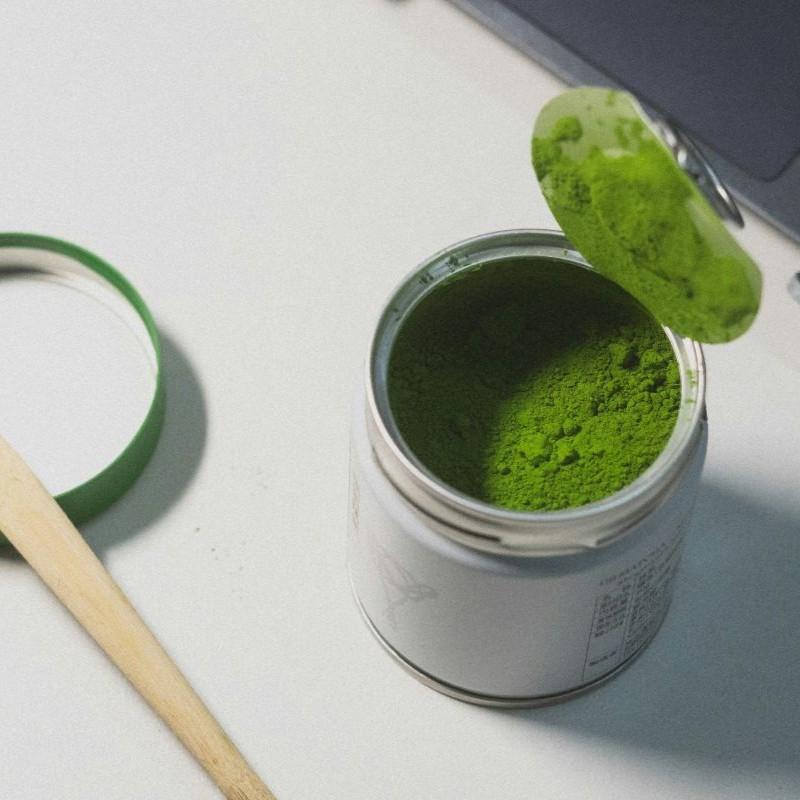 Lata de matcha bien cerrada guardada en un lugar fresco y oscuro