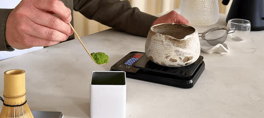 Dosis diaria de matcha en polvo medida con un chashaku