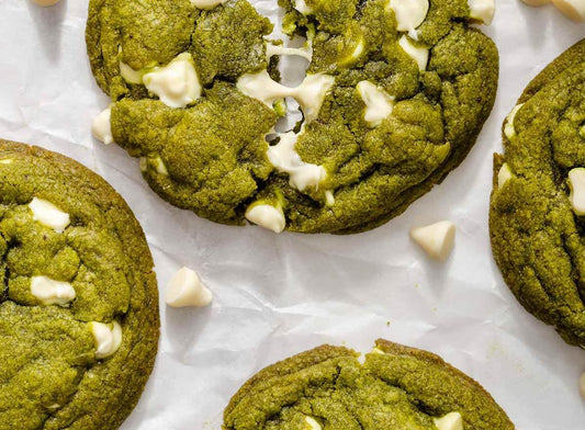 Galletas de matcha y chocolate blanco — crujientes por fuera, tiernas por dentro