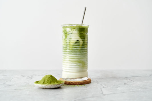 Iced matcha latte servido con hielo en una cafetería española
