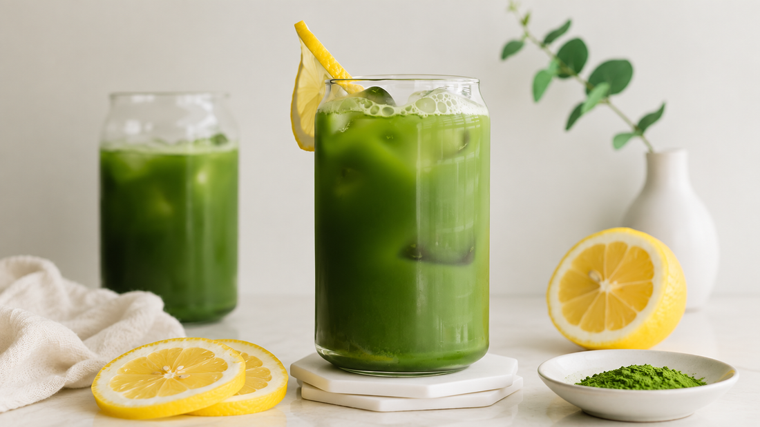 Limonada de matcha fría con rodajas de limón y hielo