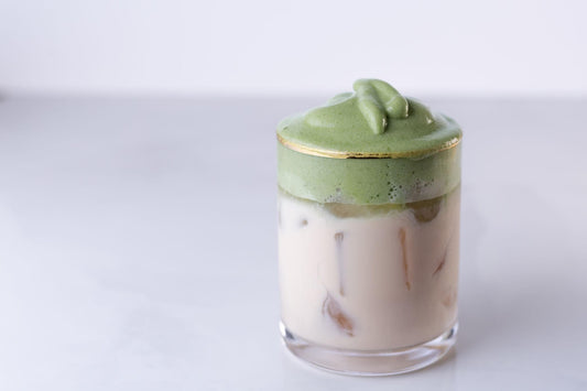 Matcha dalgona con crema batida verde sobre leche fría