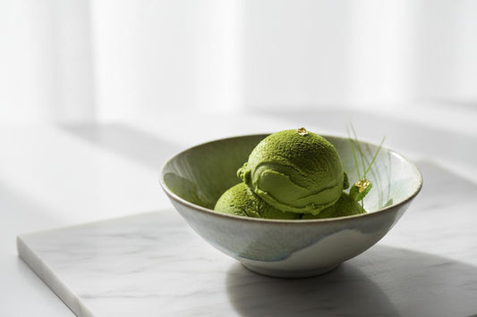 Helado de matcha casero servido en bolas
