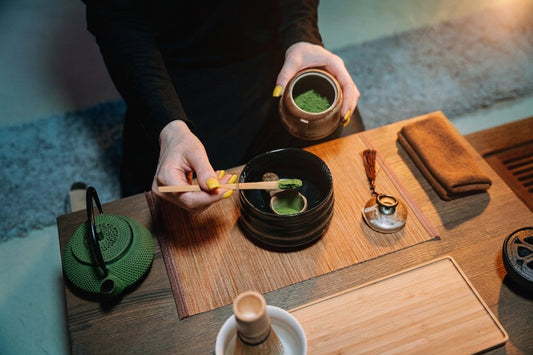 Preparación de matcha en polvo con batidor tradicional