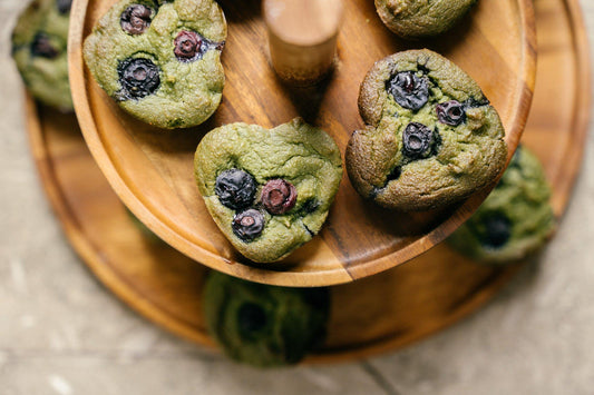 Muffins de matcha y arándanos recién horneados