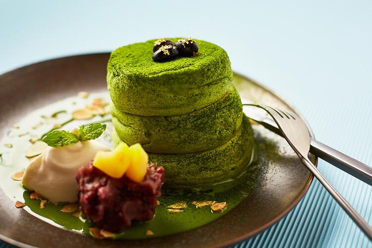 Tortitas de matcha apiladas con sirope de arce