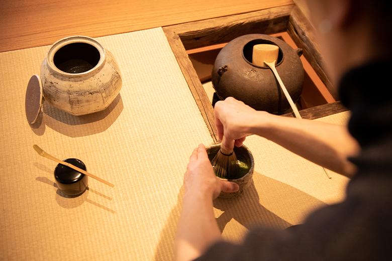 Ritual del matcha con chawan de cerámica y chasen de bambú