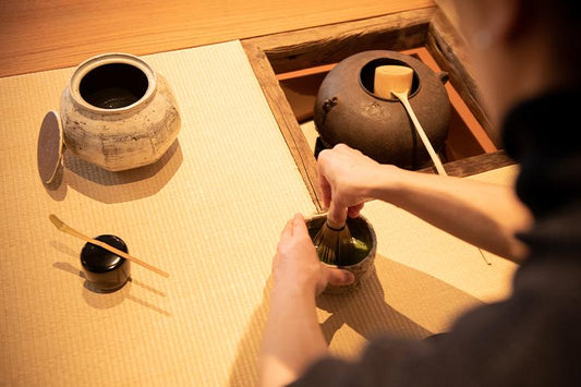 Ritual del matcha con chawan de cerámica y chasen de bambú