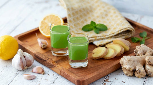 Matcha shot servido en vaso pequeño, listo para beber