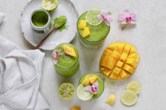Smoothie de matcha con mango y plátano en vaso alto