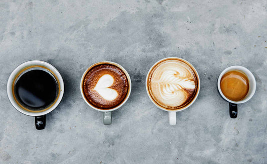 Tendencias del matcha en cafeterías de España 2026 — bebidas variadas vistas desde arriba