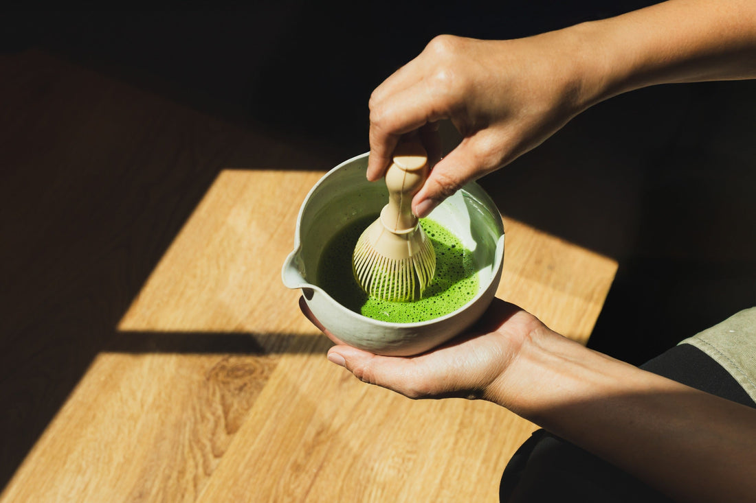 Barista preparando matcha en cafetería