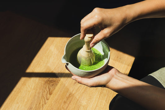 Barista preparando matcha en cafetería