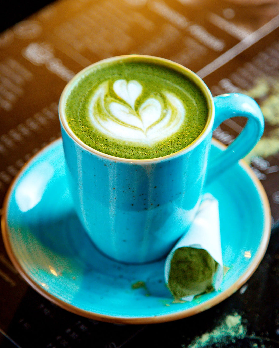 Bebida de matcha con espuma verde