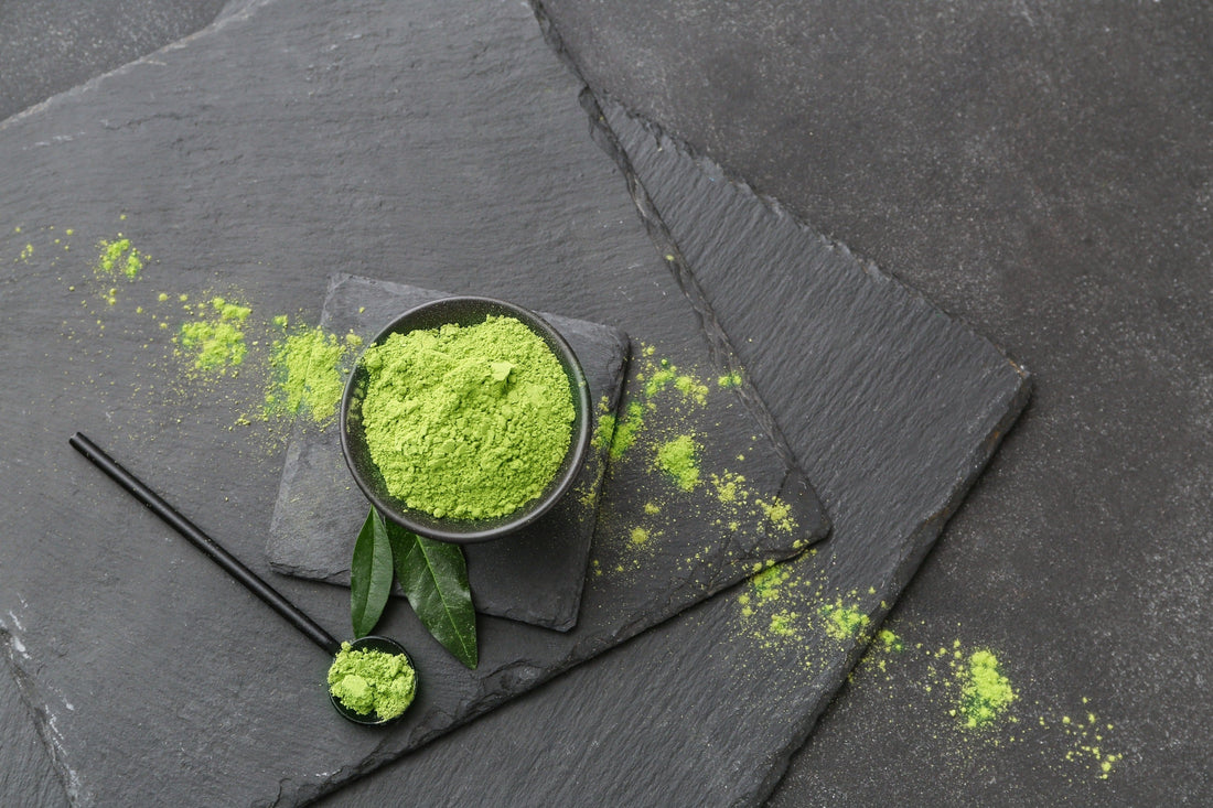 Bol negro con matcha en polvo y cuchara