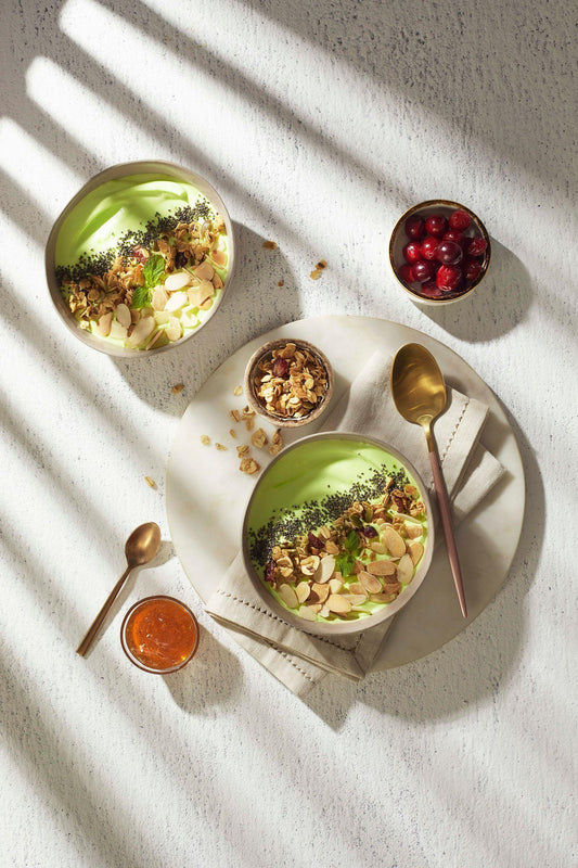 Bowl de yogur con crema de matcha y granola crujiente