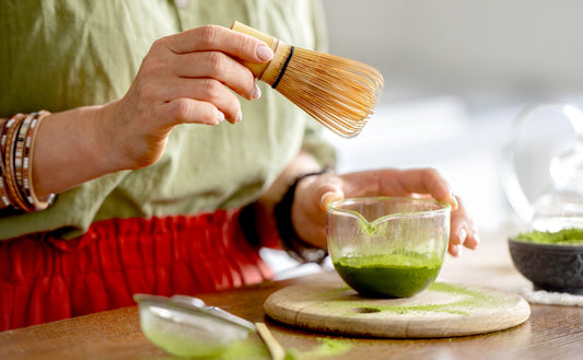 Mujer batiendo matcha con chasen
