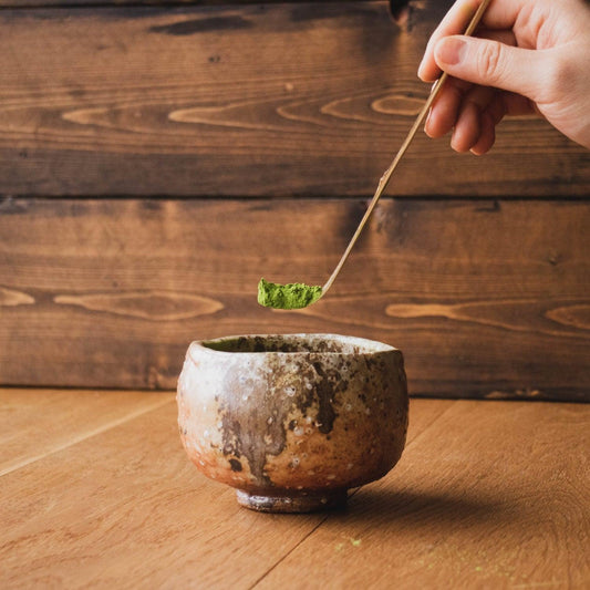 Lata de matcha de 30 g junto a una cuchara medidora para calcular el consumo mensual