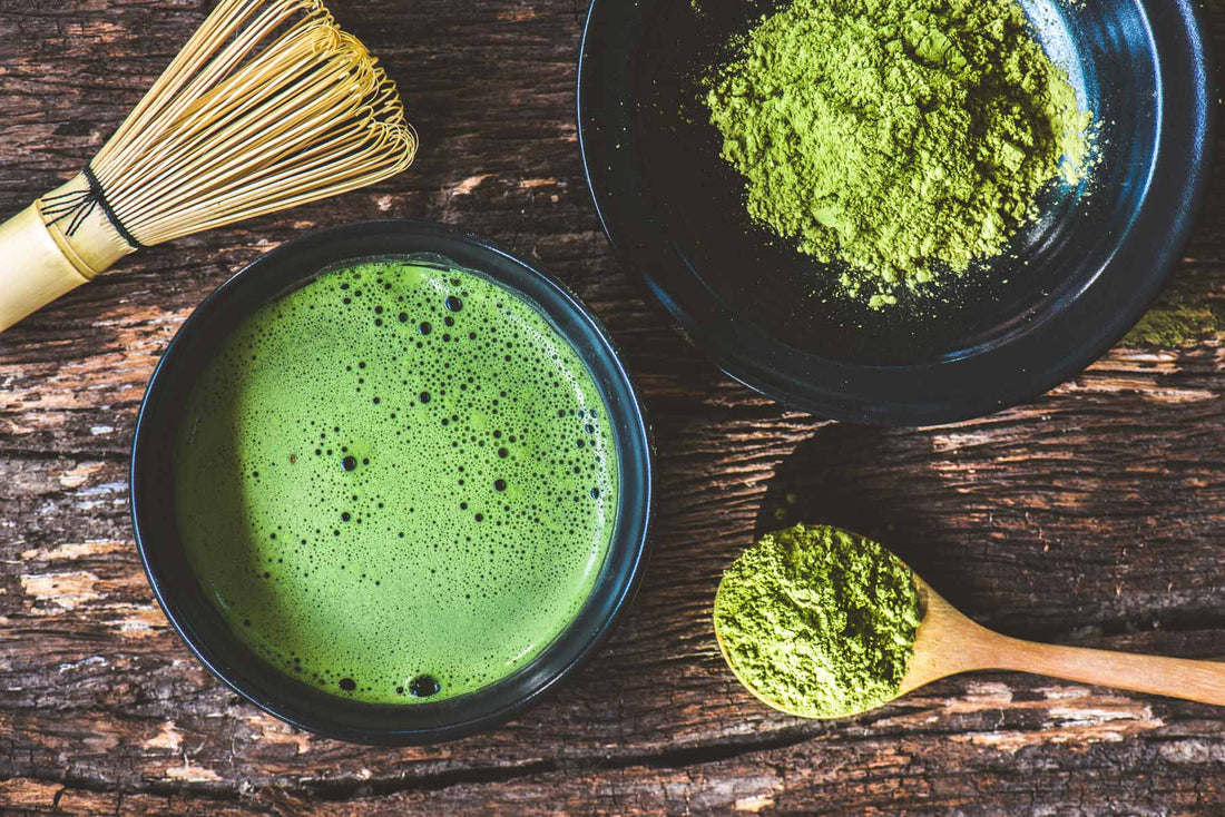 Cuenco de matcha ceremonial sobre mesa — diferencia entre matcha ceremonial y culinario