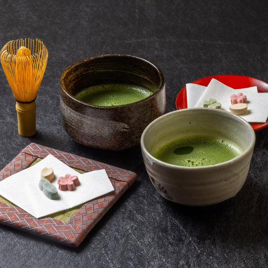 Comparativa visual entre matcha genérico apagado y matcha de especialidad verde jade