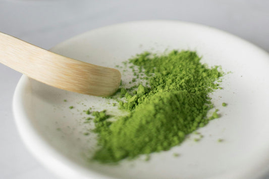 Errores al servir matcha en una cafetería — servicio de matcha profesional en bandeja