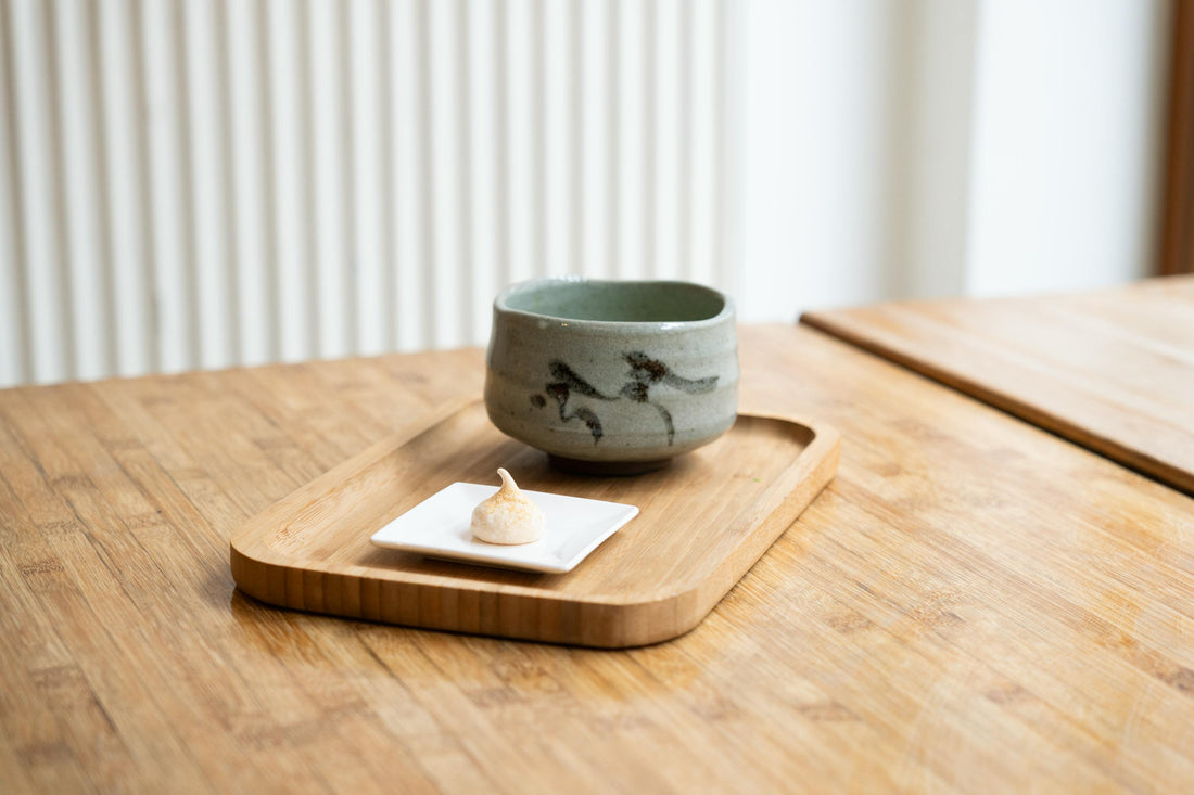 Vertiendo matcha entre chawans de cerámica japonesa
