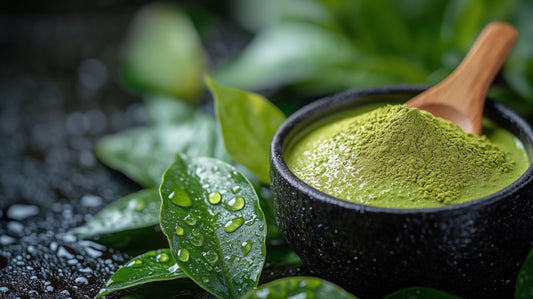 Smoothie de matcha verde con mango y plátano en vaso alto