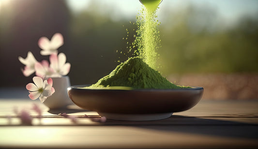 Matcha latte caliente en taza de cerámica con espuma verde cremosa