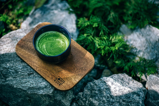 Chasaku midiendo la cantidad correcta de matcha en polvo