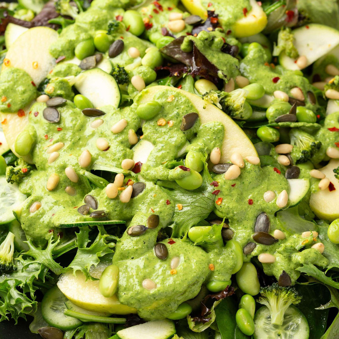 Ensalada energética con aliño de matcha y sésamo en un bol