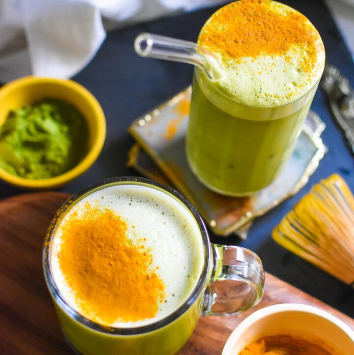 Golden Matcha Latte con cúrcuma y jengibre en taza de cerámica
