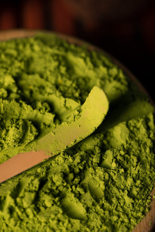 Primer plano de matcha verde intenso
