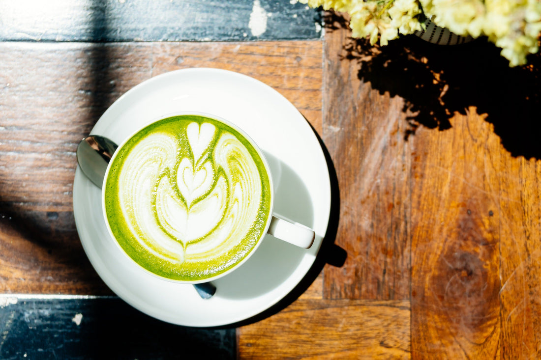 Matcha latte en taza blanca