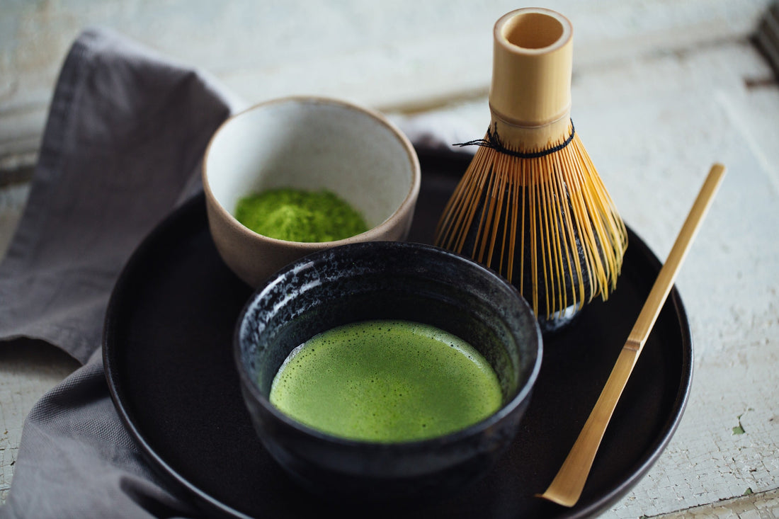 Preparación de matcha en taza