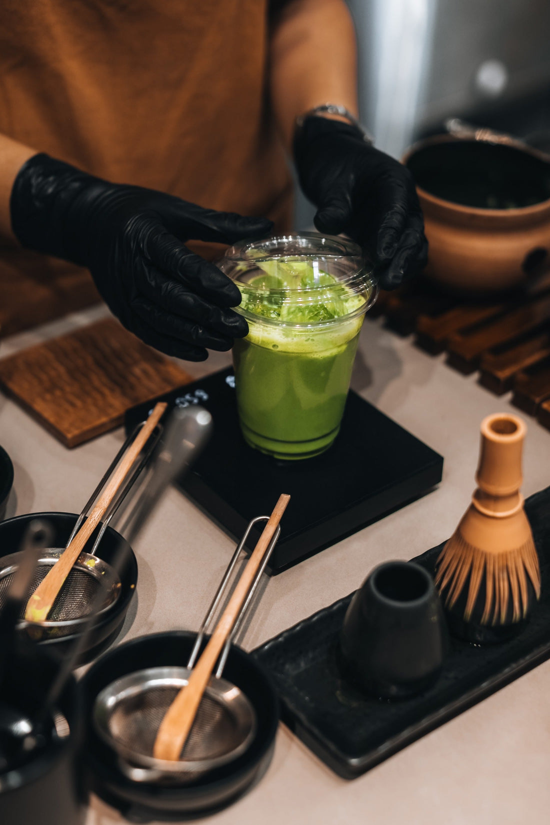 Preparación de matcha, proceso con utensilios