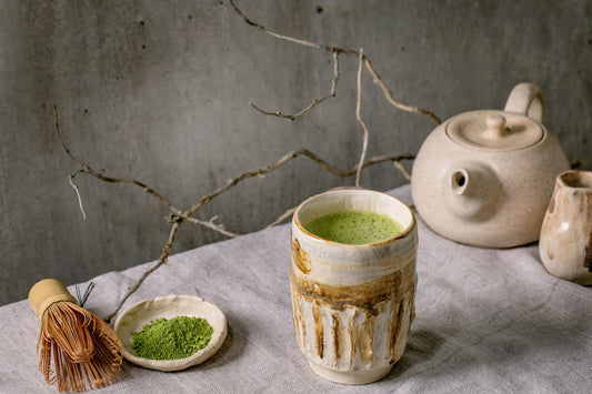 Cuenco de matcha recién batido en un ambiente otoñal