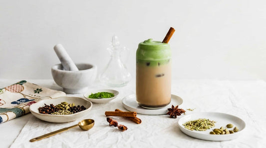 Matcha chai latte especiado con canela y leche vegetal