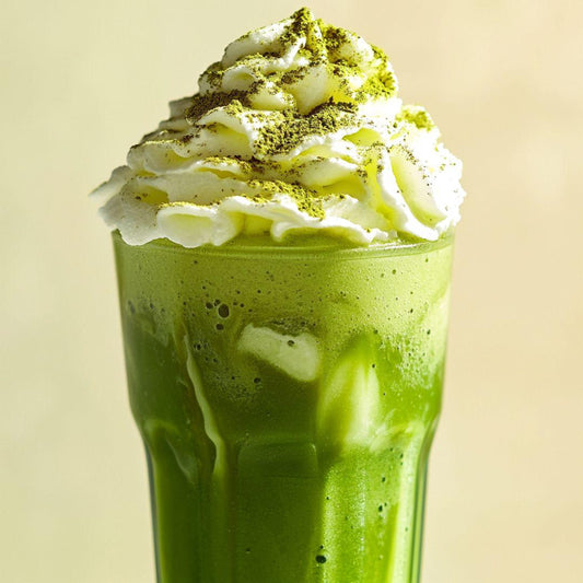 Matcha frappé cremoso servido en vaso alto con hielo picado