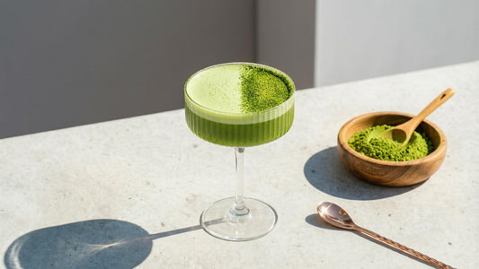 Matcha Espresso Martini sin alcohol servido en copa con espuma