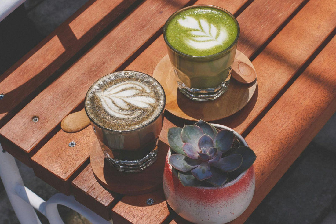 Taza de matcha y taza de café enfrentadas para compararlas