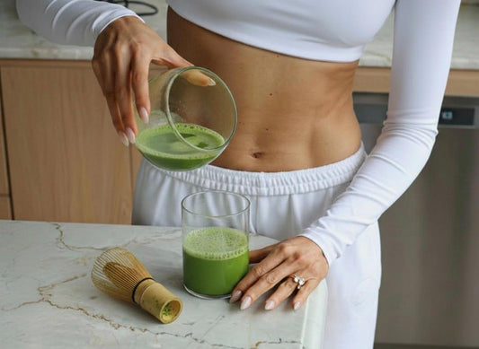 Taza de matcha junto a una infusión, matcha y salud digestiva