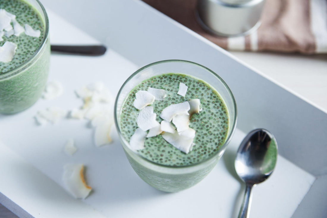 Pudín de chía con matcha y leche de coco en tarro de cristal