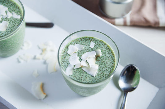 Pudín de chía con matcha y leche de coco en tarro de cristal