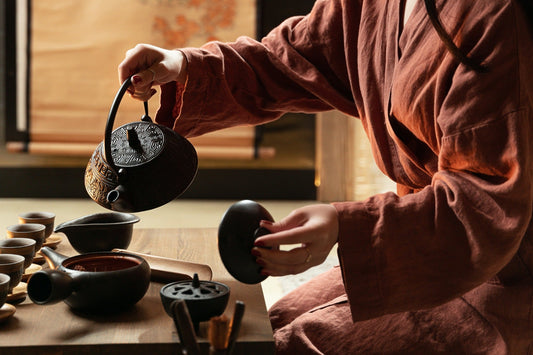 Taza de té japonés en una pausa tranquila de media tarde