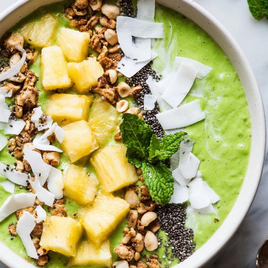 Smoothie bowl de matcha con piña, coco y toppings