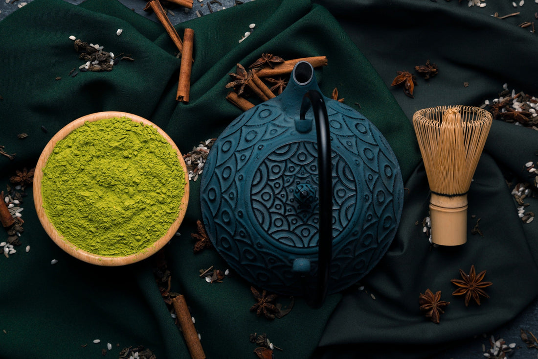 Tetera con matcha verde vista desde arriba