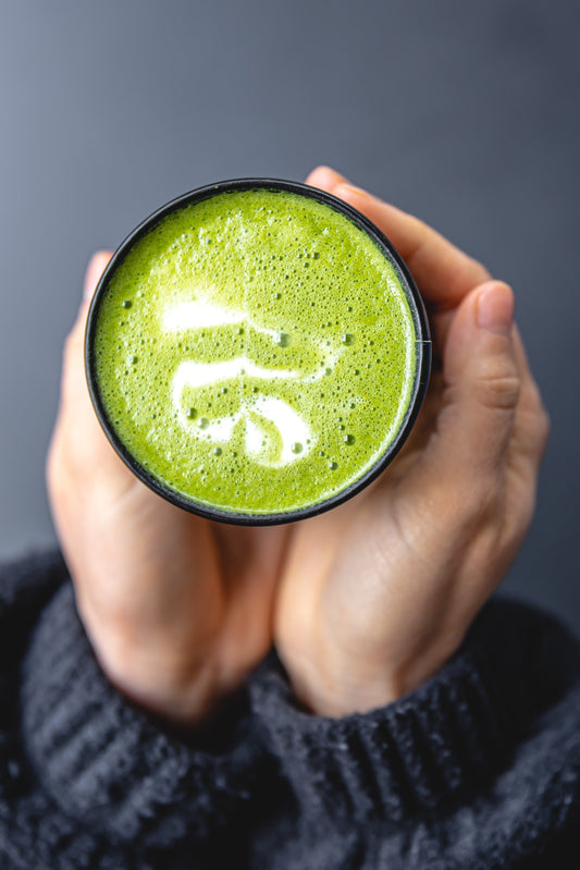 Matcha latte con arte latte visto desde arriba